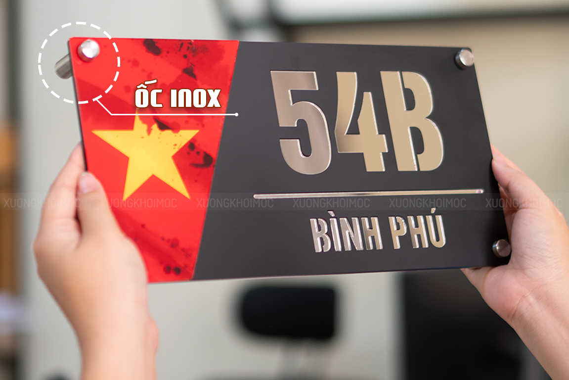 Bảng số nhà được lắp đặt gẵn nổi trên tường với 4 ốc inox